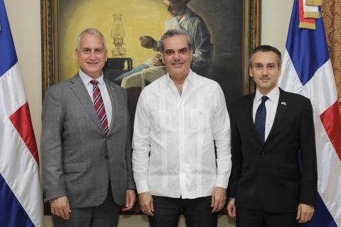 Photo by Ángel Junior Álvarez Acosta. From left to right: Congressman Mario Diaz-Balart, Dominican Republic President Luis Abinader, and Chargé d’Affaires Alexander Titolo.