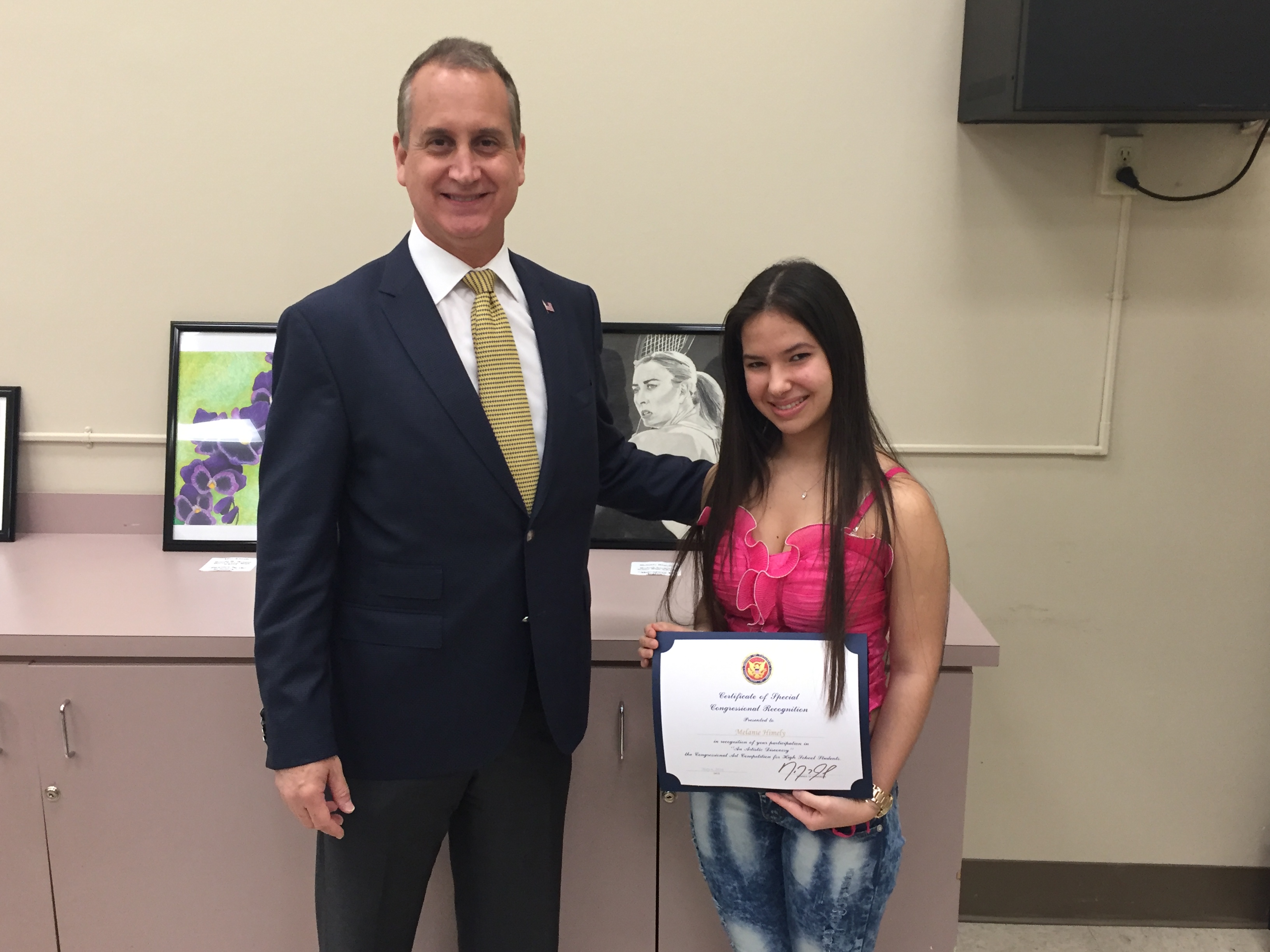 Congressman Diaz-Balart posing with winner