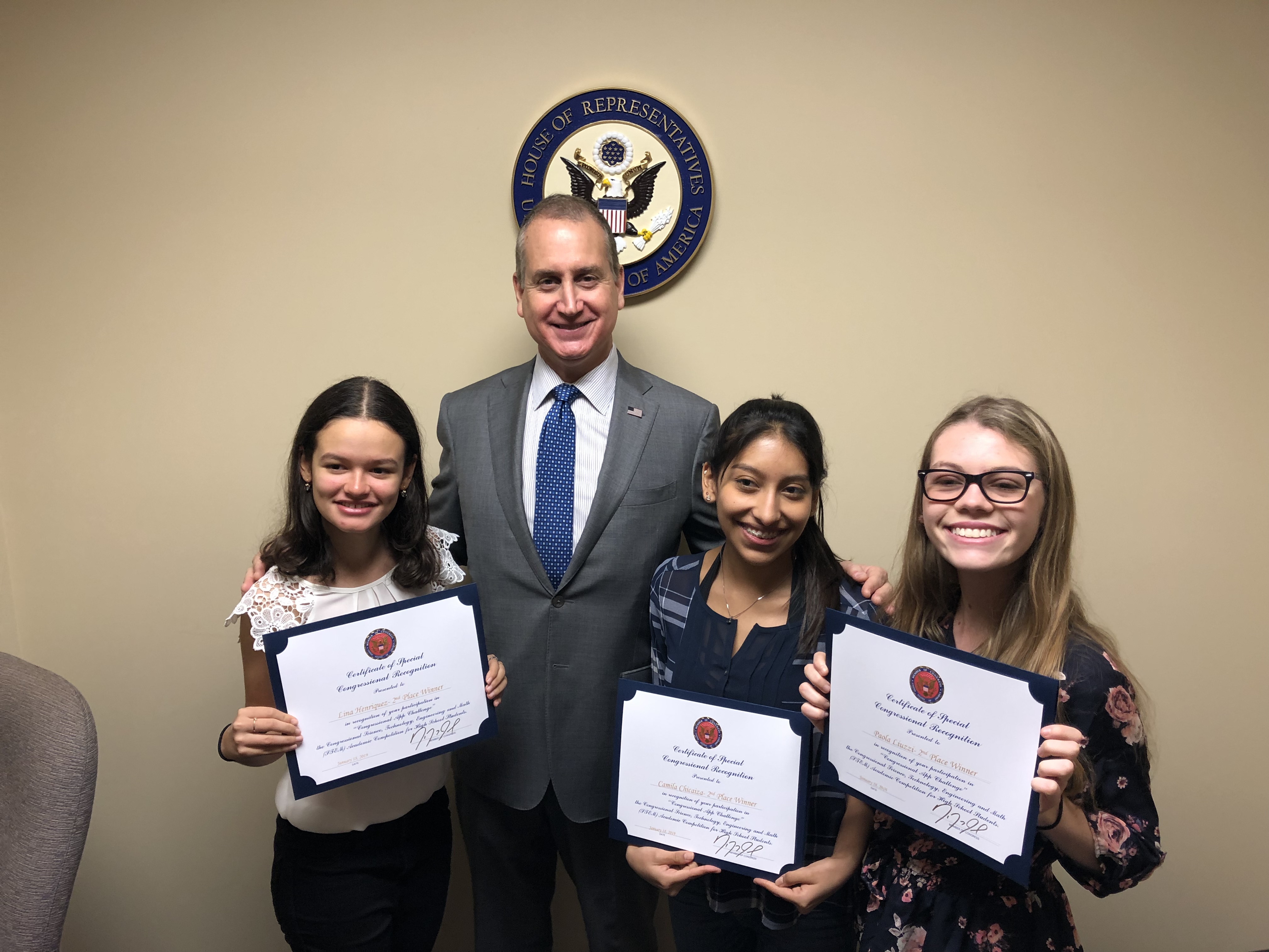 Congressman Diaz-Balart posing with app challenge runner ups